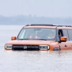 Ini Mobil SUV Pertama Sebrangi Sungai Terpanjang di Asia